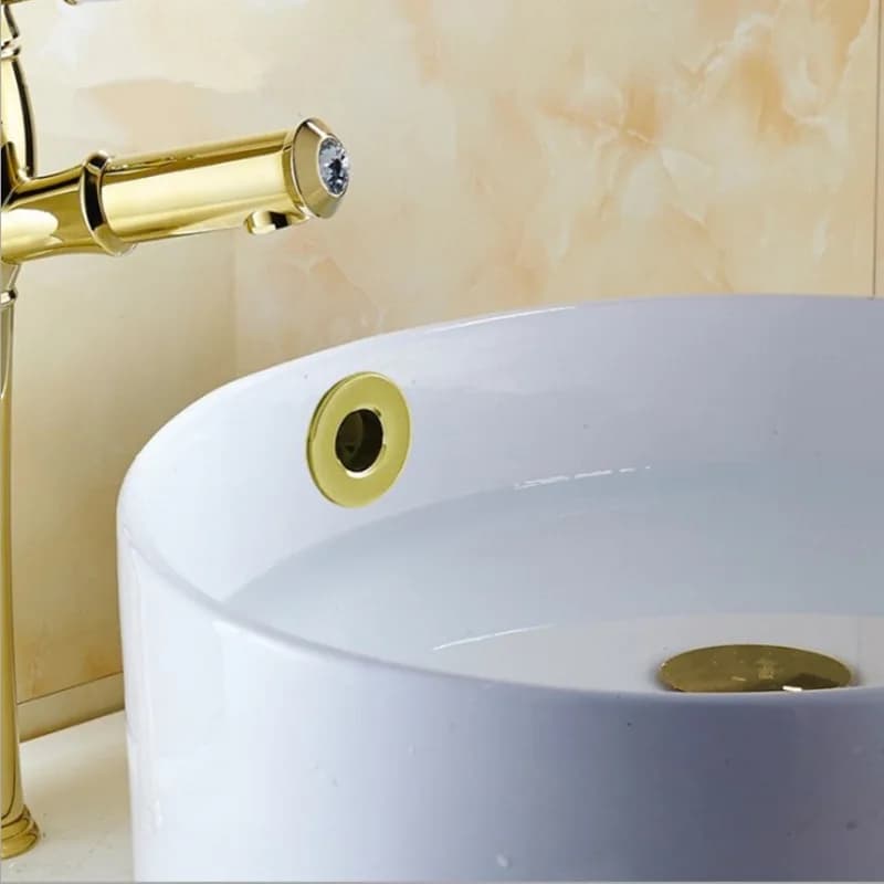 Copertura per rubinetto lavabo bagno con inserto ad anello, disponibile nei colori Nero, Grigio, Oro.
