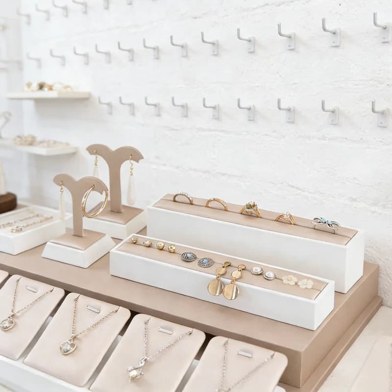 Espositore per gioielli in pelle champagne, vetrina multipezzo per collane, bracciali, anelli, braccialetti, bancone del centro commerciale e oggetti di scena video