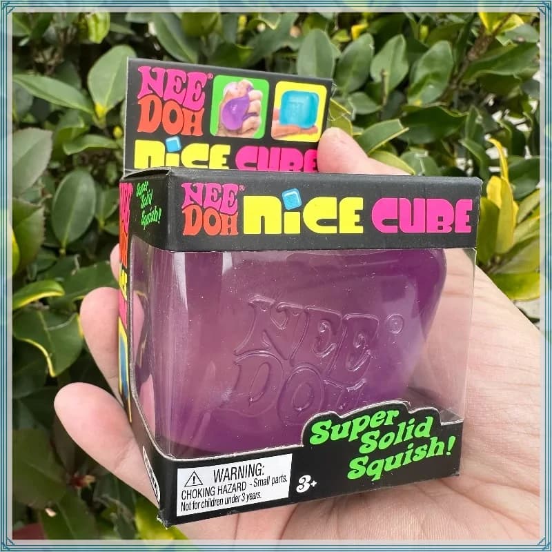 Cubo Sensoriale Antistress Schylling Needoh Nice Cube, Giocattolo da Spremere per Alleviare lo Stress, Strumento Perfetto per la Riduzione dell'Ansia per Bambini e Adulti