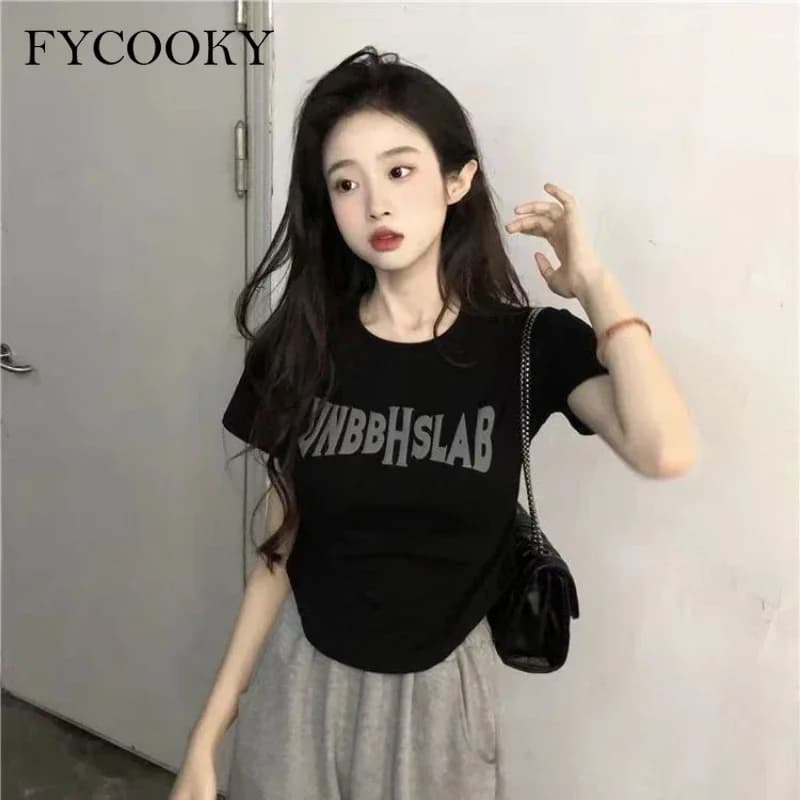 T-shirt da donna 2026, nuova collezione estiva, stampa con lettere, manica corta, slim fit, top corto Y2K, magliette casual da donna con grafiche