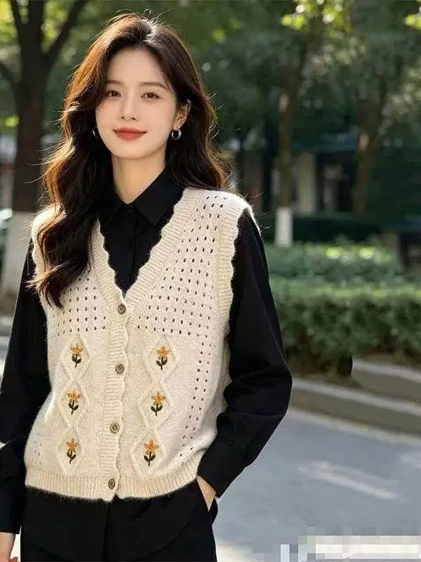 Spring Summer New Style Women's Short Sleeveless Floral Buttoned Vest Fashion Hollow out Crochet Top Vintage Hooked Flower Kn...