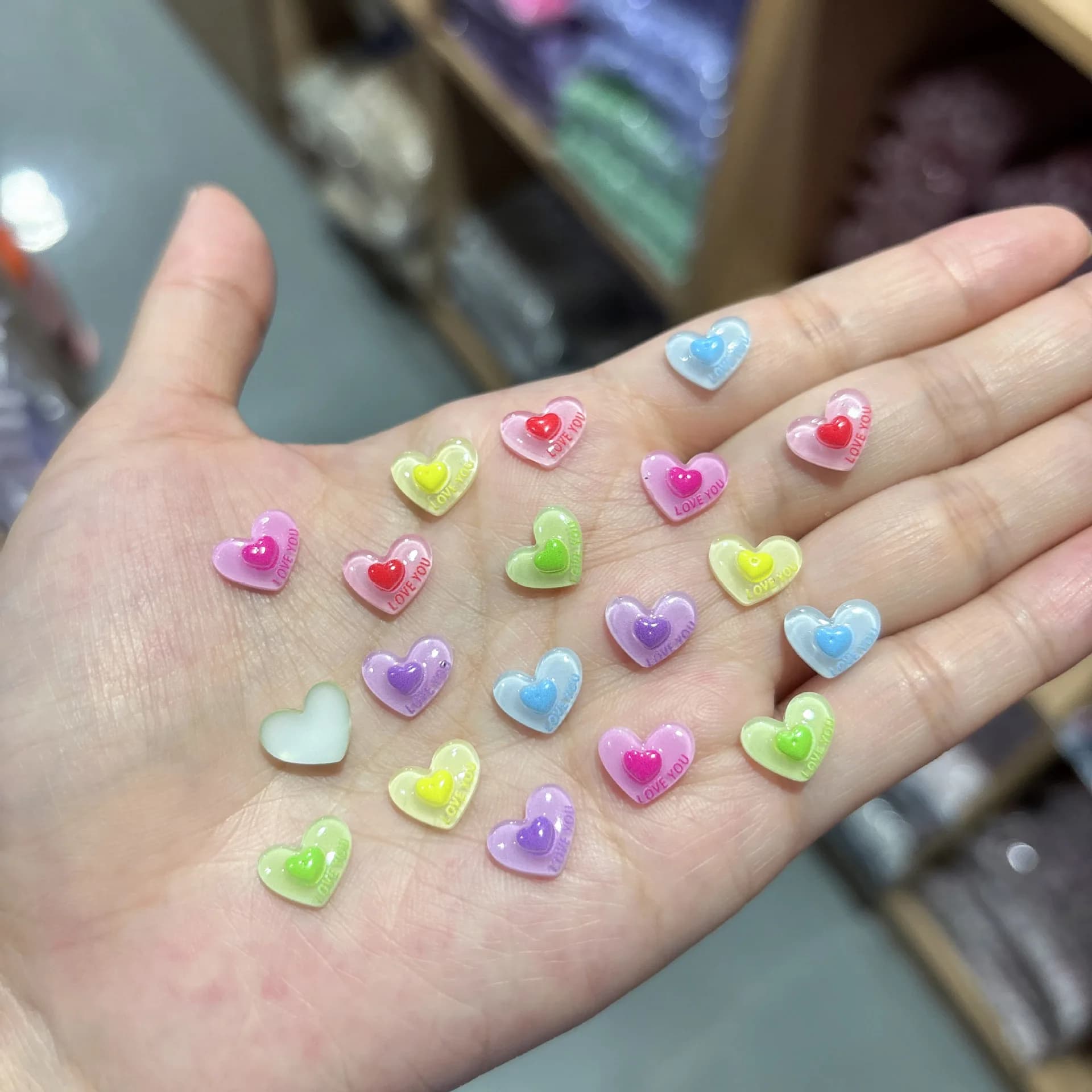 Confezione da 100 ciondoli per unghie 3D Double Love - Decorazione romantica in resina a forma di cuore ad incastro per manicure di coppia