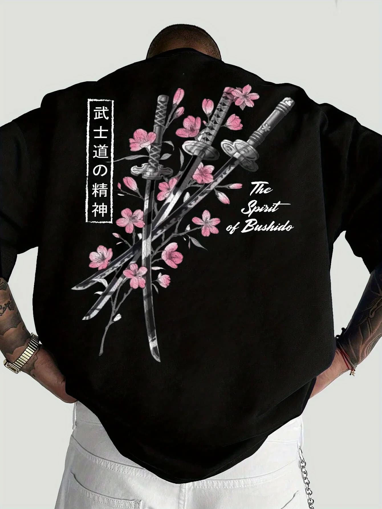 Una maglietta nera da uomo con un design giapponese unico, con squisite stampe di spade samurai e fiori di ciliegio