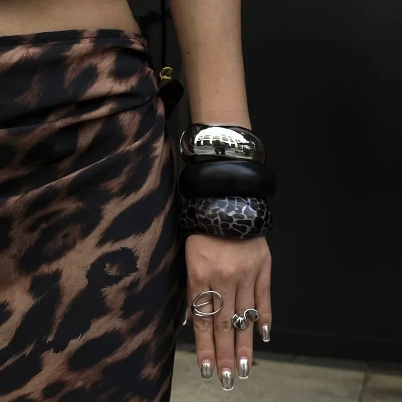 Braccialetti classici rotondi robusti in metallo pesante con polsini a molla Braccialetti larghi in legno nero Dichiarazione Braccialetti geometrici Gioielli per feste M