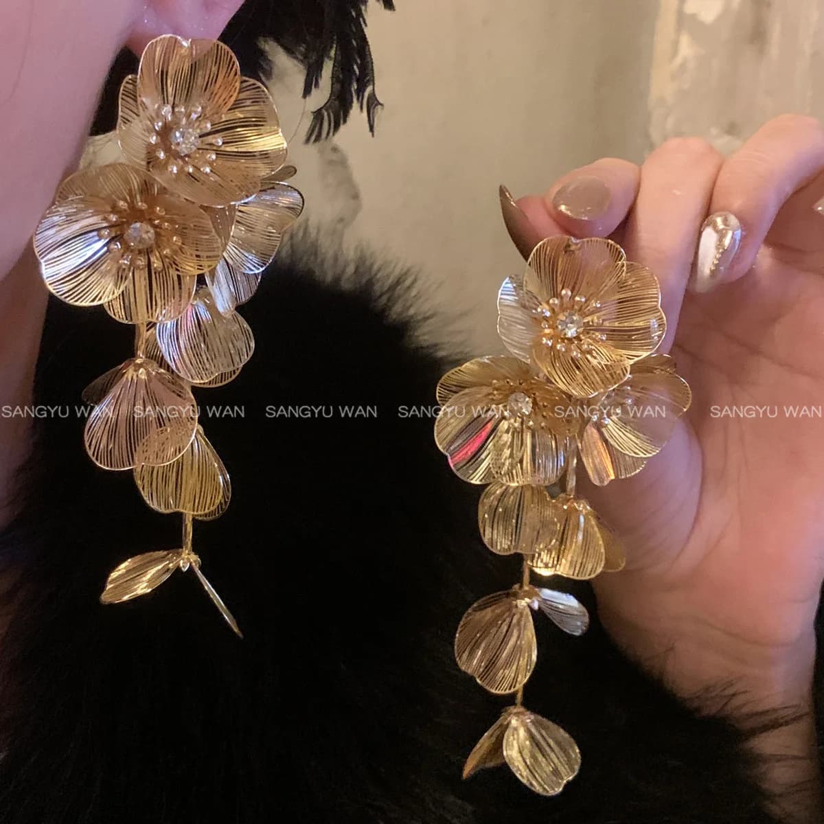Holiday style flower hollow metal earrings women's niche design tassel earrings suitable for round face summer earrings
