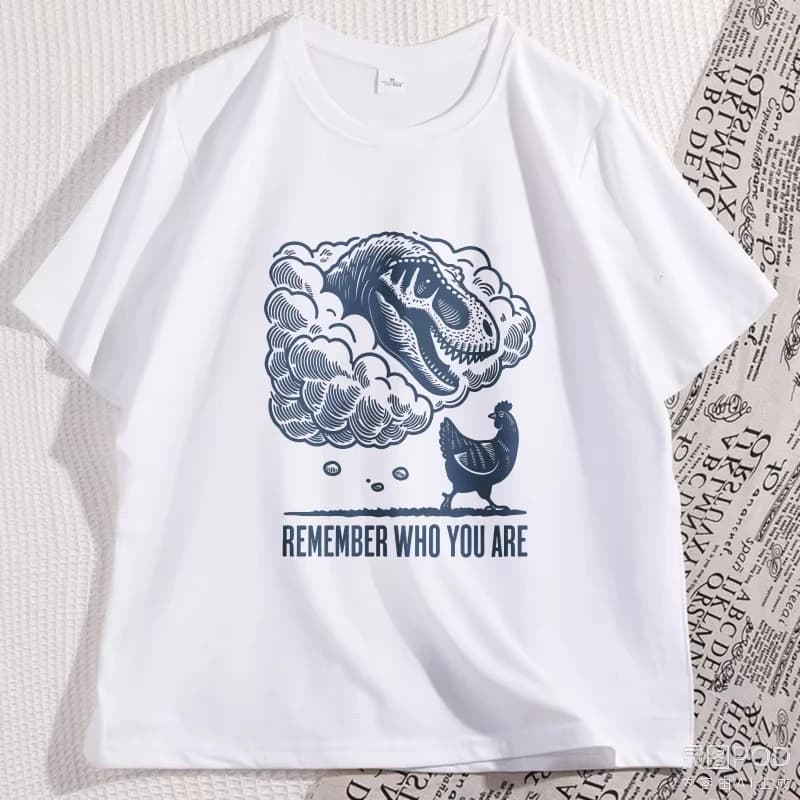 Maglietta 'Ricorda Chi Sei' - Divertente T-shirt con Scherzo sull'Evoluzione, Grafica di Pollo e Dinosauro, Regalo per Amanti degli Animali