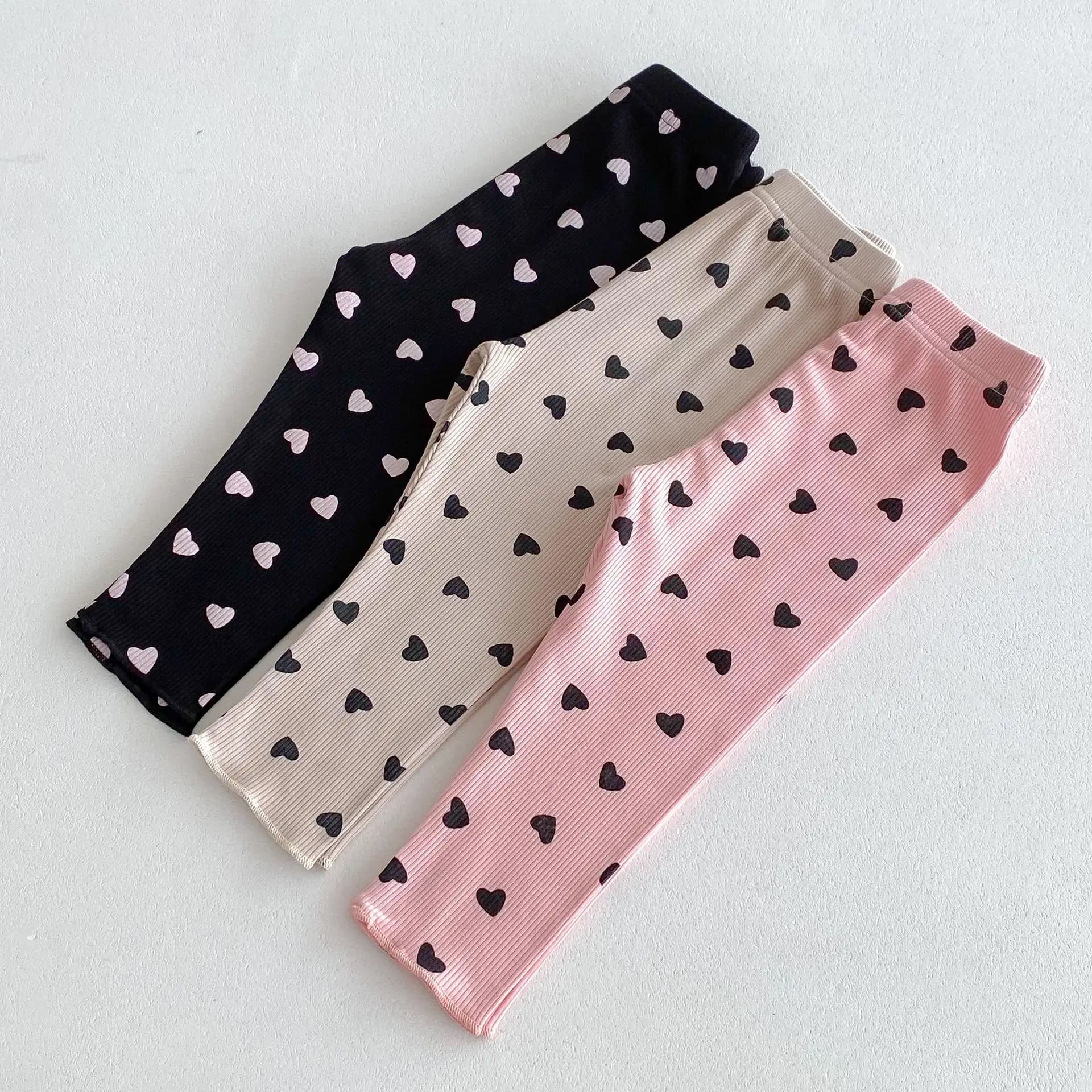 2025 Autunno Nuove ragazze Leggings con stampa a cuore Pantaloni in cotone per bambini Pantaloni elastici moda per bambini Leggings per bambini Vestiti per neonati