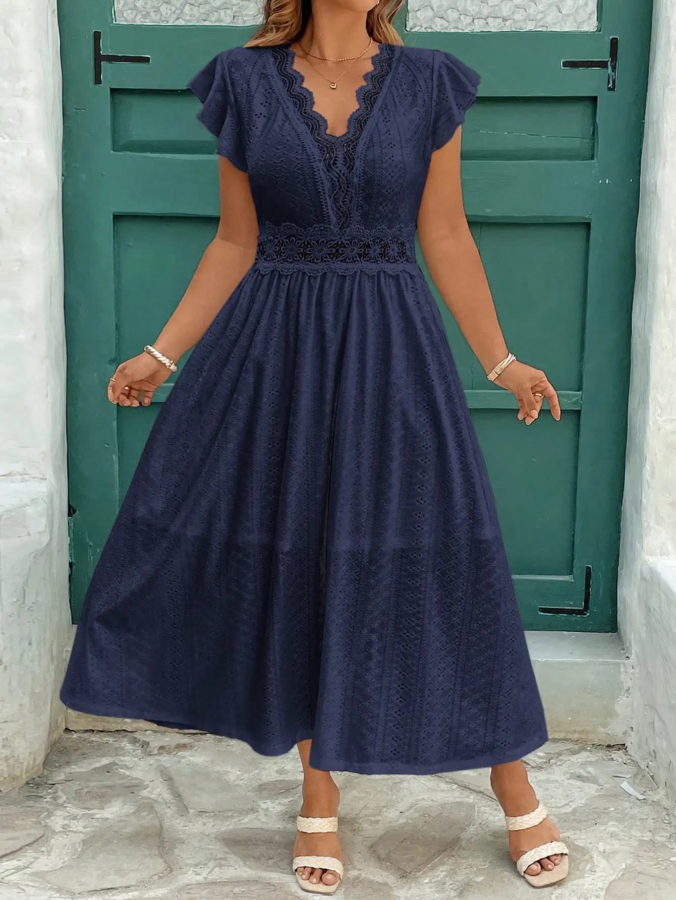 Abito lungo a trapezio in pizzo blu navy con scollo a V e maniche a cappuccio da donna