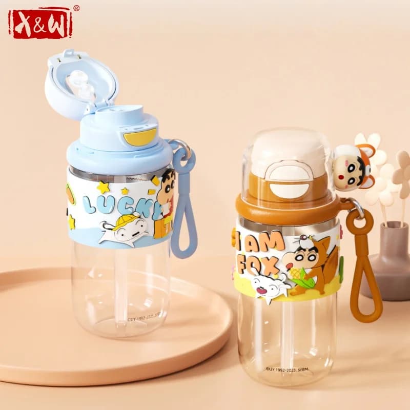 X&W Crayon Shin-Chan Bicchiere con cannuccia da 750 ml, a prova di perdite, con doppio sistema di erogazione, borraccia a tema cartone animato con manico portatile e coperchio a scomparsa