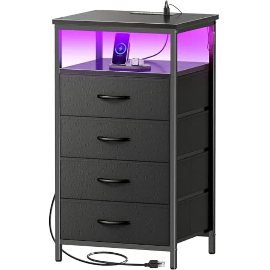 Comodino con Stazione di Ricarica e Luci LED, Comodino a 4 Cassetti con Ripiano Aperto, Tavolino da Letto in Tessuto