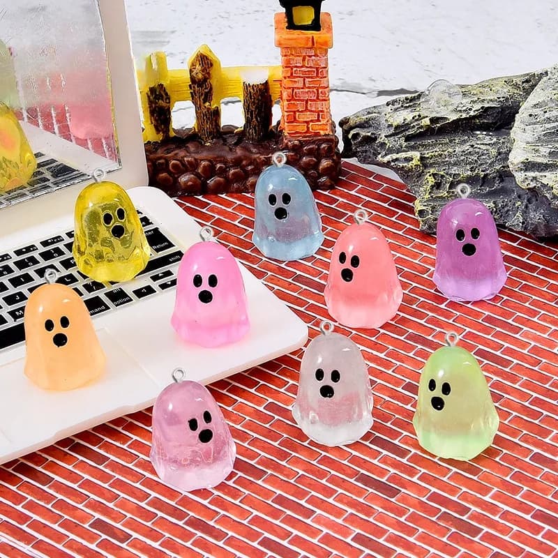 10 pezzi ciondolo in resina fantasma Kawaii accessori gioielli luminosi fai da te orecchini bracciale portachiavi ciondoli materiali decorativi piccolo gancio