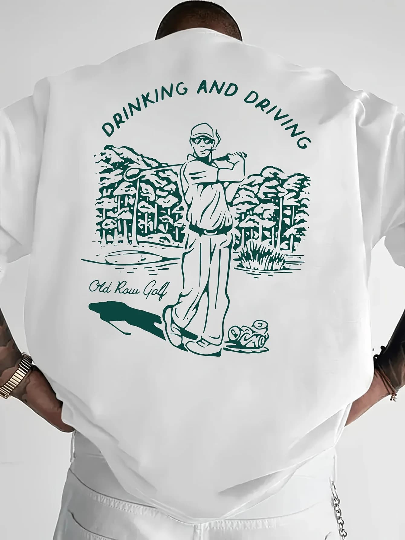 Divertente maglietta con stampa grafica sul retro per uomo, con motivo golf, bevande e guida, realizzata in cotone al 100%, perfetta per l'abbigliamento casual estivo.