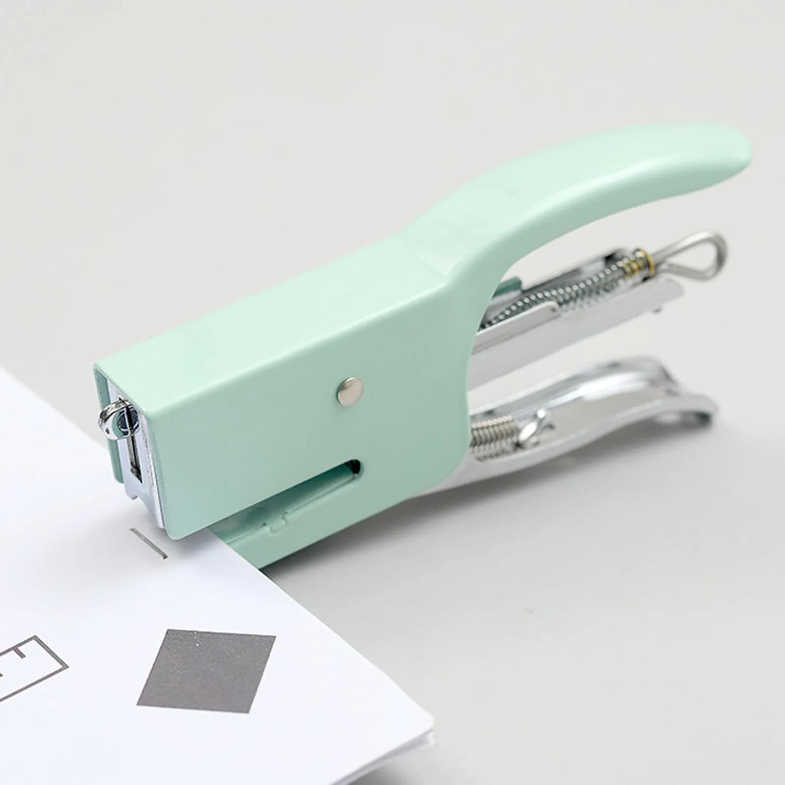Cucitrice portatile in metallo Strumento di pinzatura per scrivania da ufficio resistente Cucitrice ergonomica colorata per attrezzature per rilegatura di carta domestica scolastica