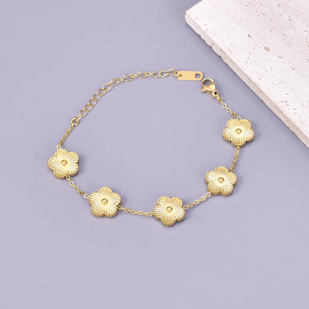 Bracciale alla moda in acciaio inossidabile con cinque fiori, gioiello in oro con fiore a cinque petali portafortuna per signora