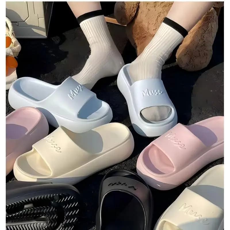 Women's high-end sandals, new popular model, trendy thick-soled home slippers, suitable for outdoor wear on the beach, height-increasing for summer