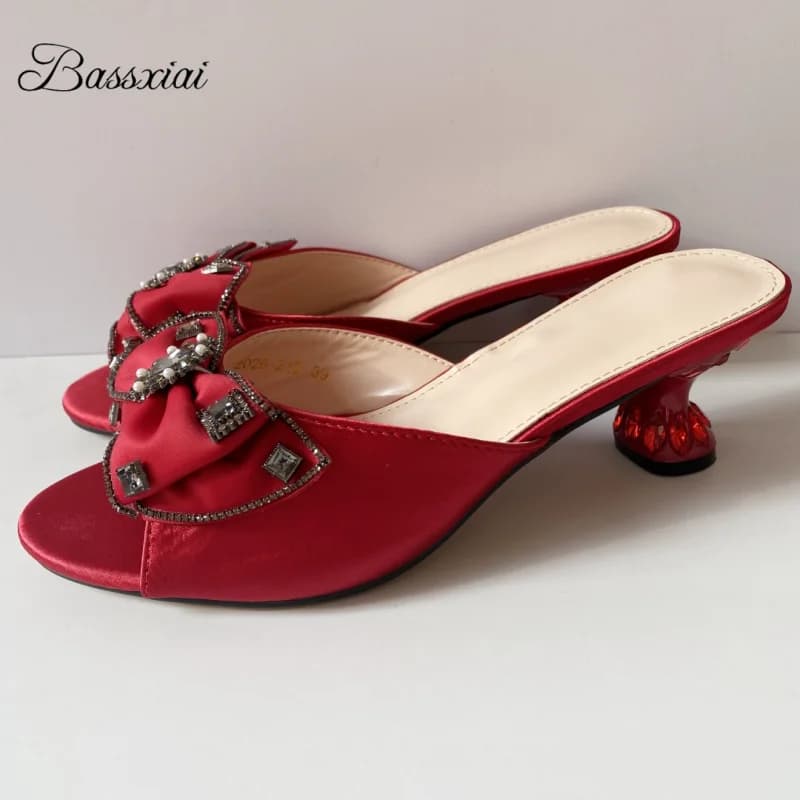 Sandali Moderni da Donna con Tacco Strano in Cristallo Diamantato, Mules Estive in Seta Rossa con Strass e Fiocco a Farfalla, Slip-on