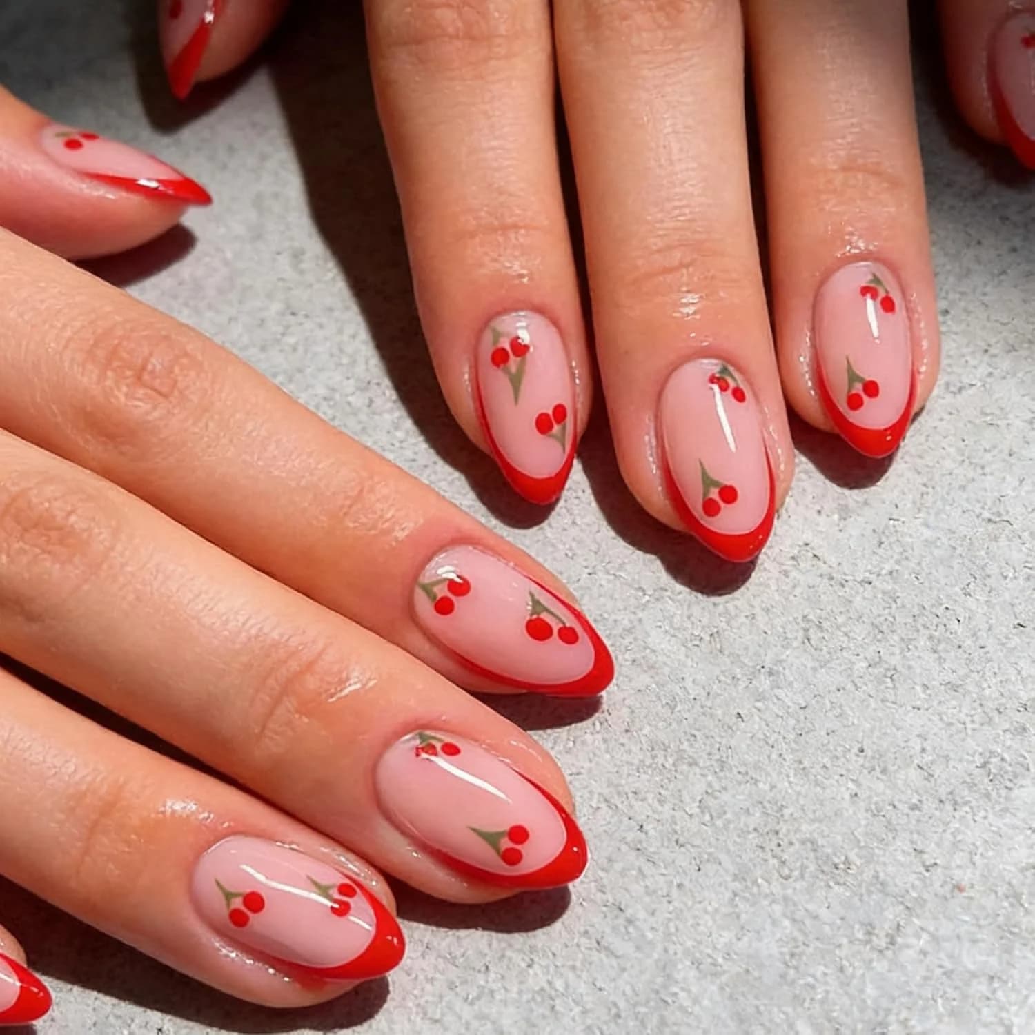 24 unghie finte ovali corte con bordo francese rosso con design a ciliegia e unghie finte acriliche riutilizzabili sono adatte per l'uso quotidiano