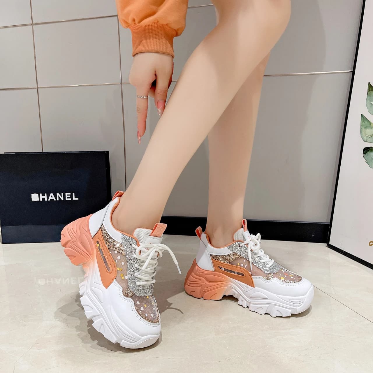 2025 estate nuove scarpe sportive casual in mesh traspirante versatile con suola spessa aumento dell'altezza interna scarpe da donna con esplosione di diamanti