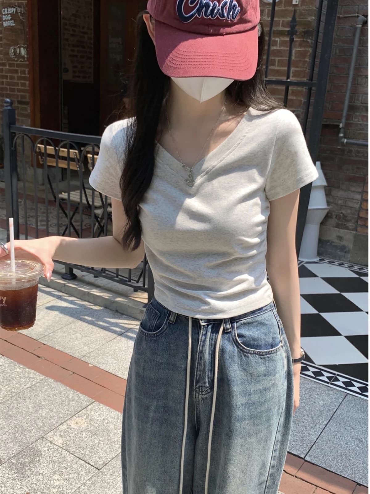 T-shirt slim fit in puro cotone a maniche corte con scollo a V in stile coreano, top estivo da donna, nuovo design alla moda, di tendenza