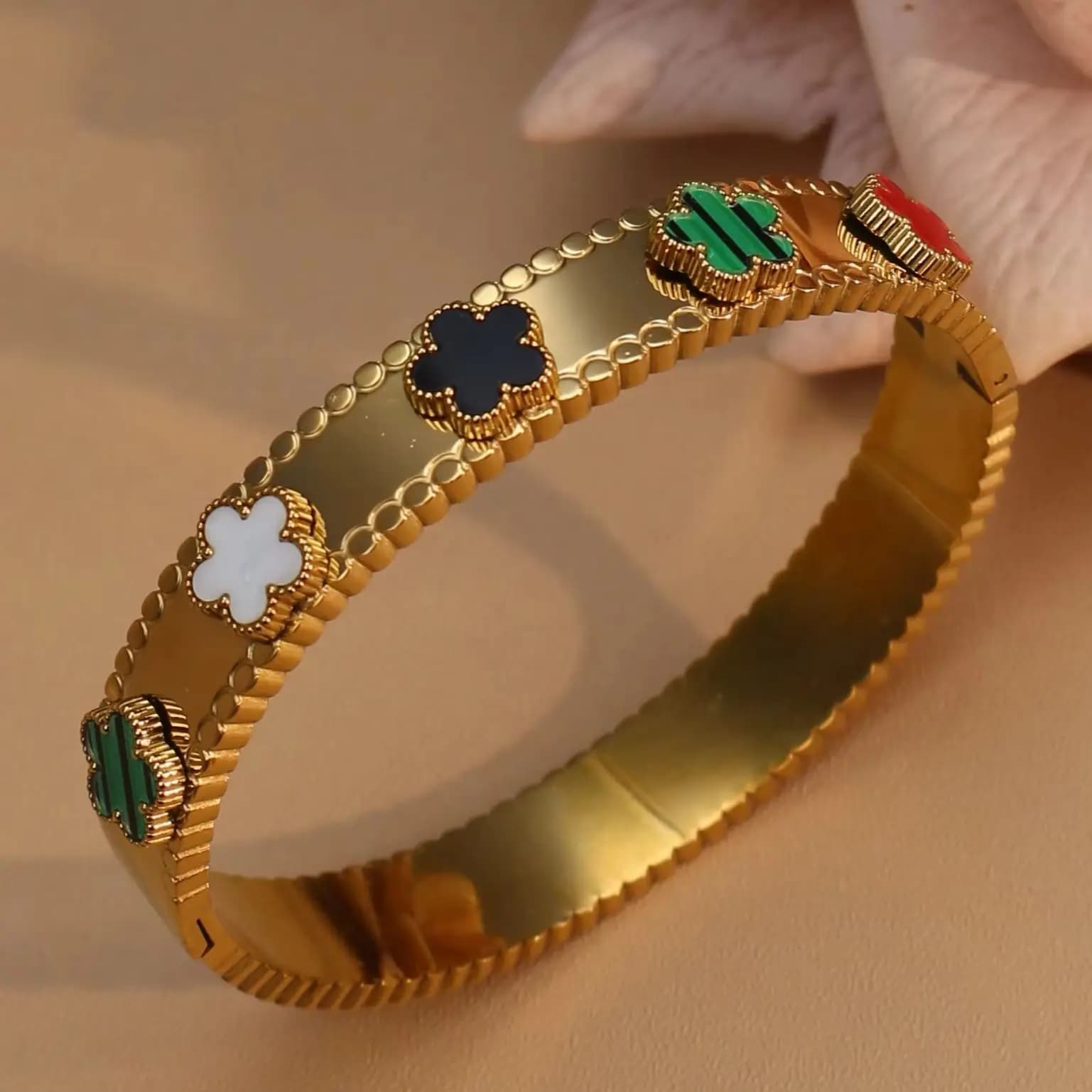 Bracciale da donna in acciaio inossidabile color oro con fiore in acrilico alla moda. Bracciali da Donna per Matrimoni e Regali all'Ingrosso