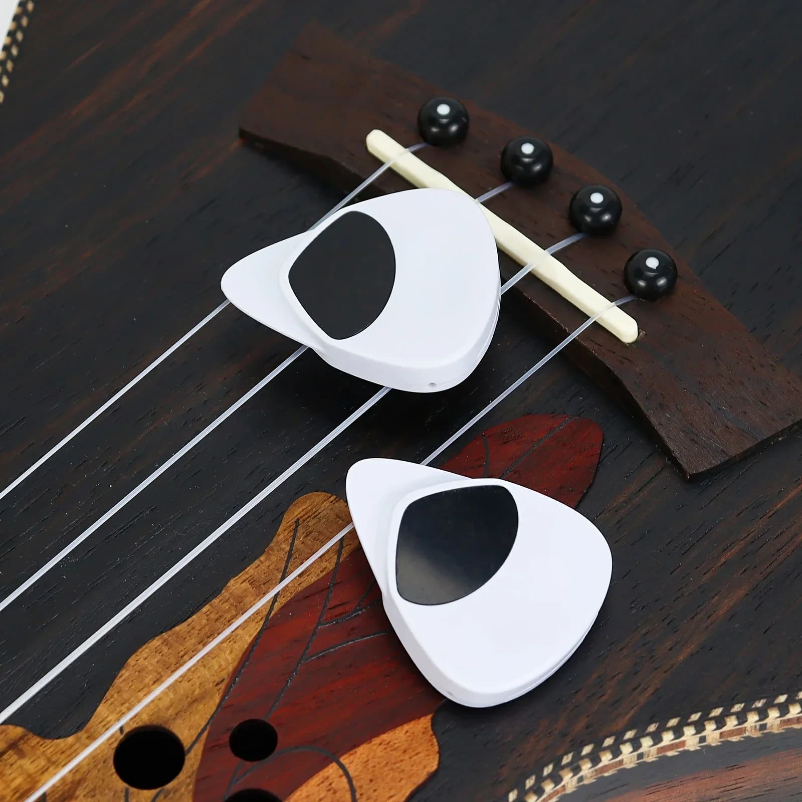 Plettro e Accordatore 2-in-1 per Chitarra - Calibratore di Tono Portatile e Multifunzione per Chitarre Folk e Ukulele, Temperamento Equale a 12 Toni