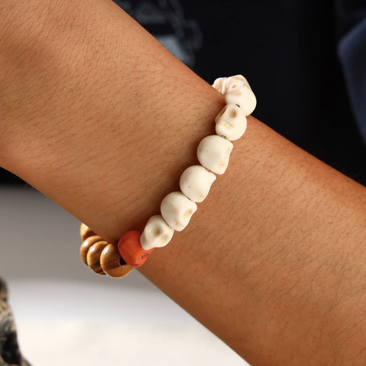 Bracciale a tema Halloween in 1 pezzo, braccialetto con teschio di perline di legno (colore casuale)