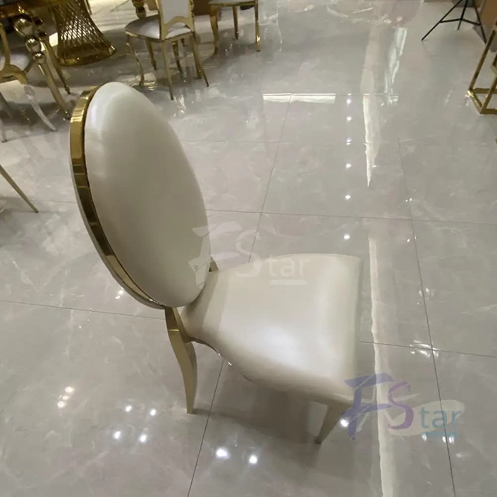 Sedie da hotel da pranzo in pelle bianca con schienale rotondo impilabile di lusso all'ingrosso con gambe in acciaio inossidabile dorato per eventi di feste di nozze