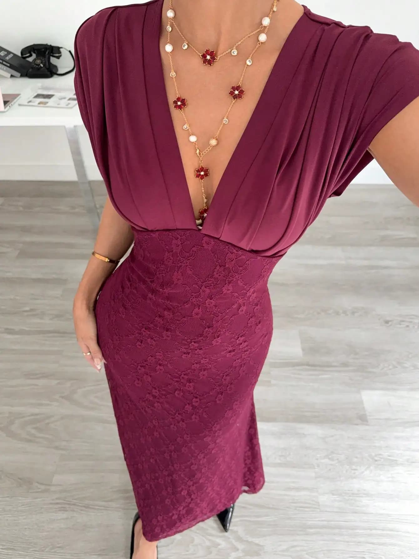 Elegante abito lungo aderente in pizzo bordeaux con scollo a V per donna