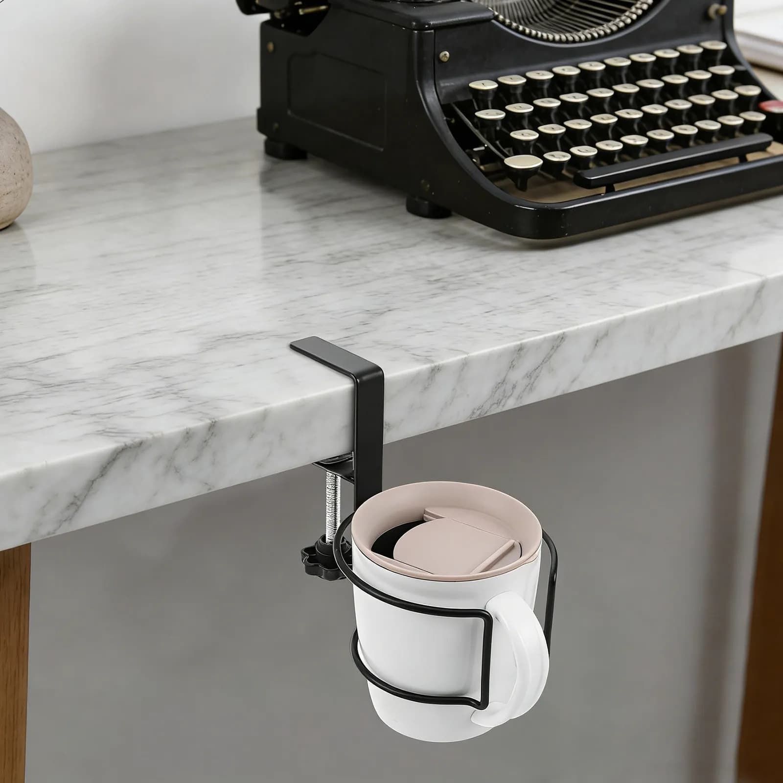 Supporto per tazze da scrivania nero con morsetto, porta bevande laterale regolabile, organizer da tavolo per tazze e mug, per ufficio e postazioni di lavoro