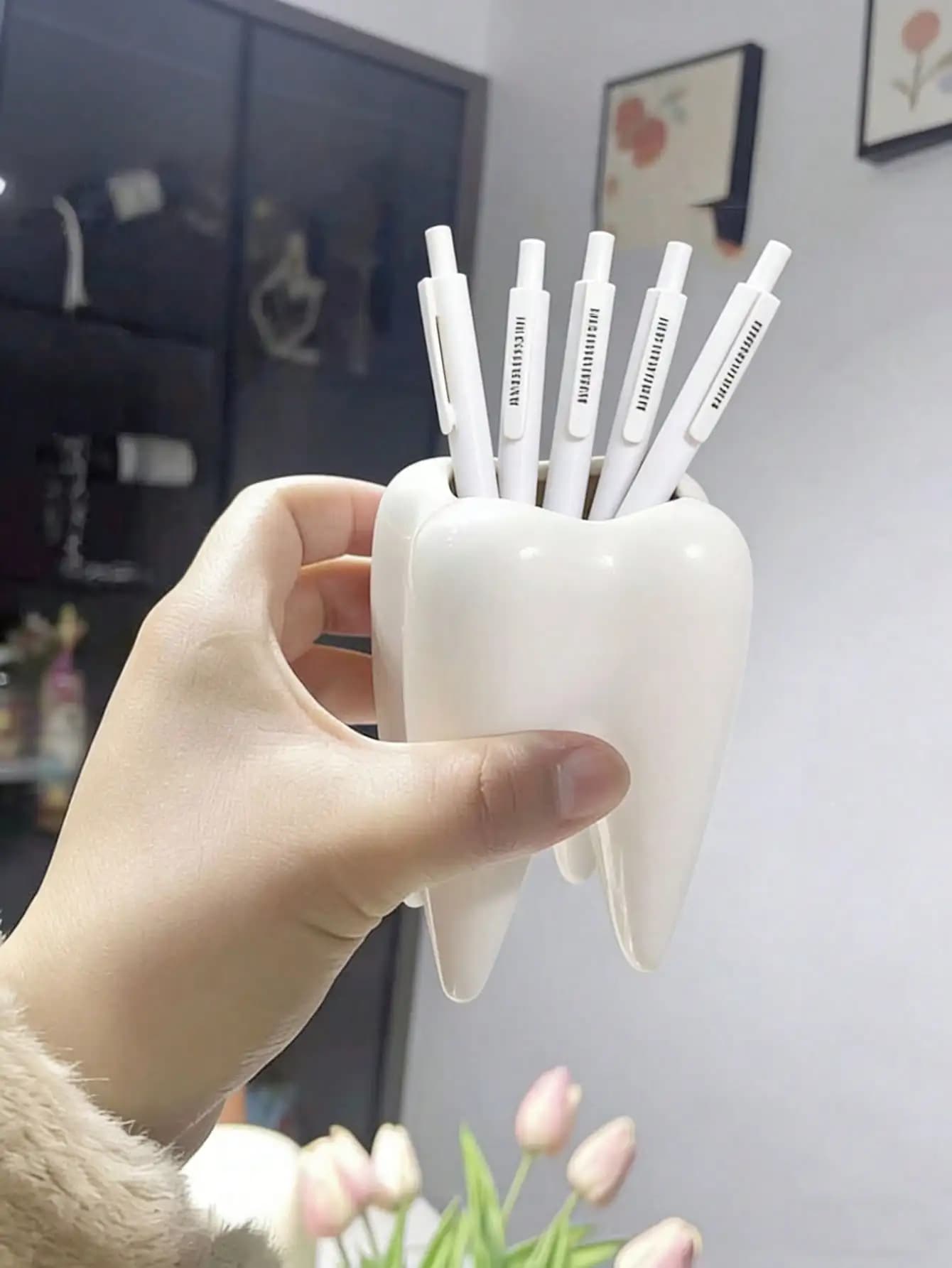 1 portapenne creativo a forma di dente, design unico a forma di dente bianco, adatto per piccoli regali per dentisti, organizer da scrivania per casa e ufficio, porta pennelli per il trucco, può essere utilizzato anche come porta spazzolini da bagno, accessori per scrivania e ufficio.