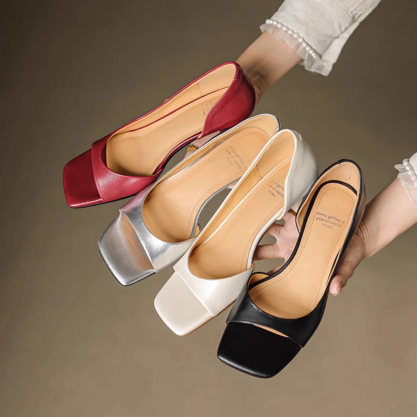 Sandali da donna con tacco alto e punta aperta dal design minimamente con cinturino singolo e spazio laterale, tacchi sottili alla moda