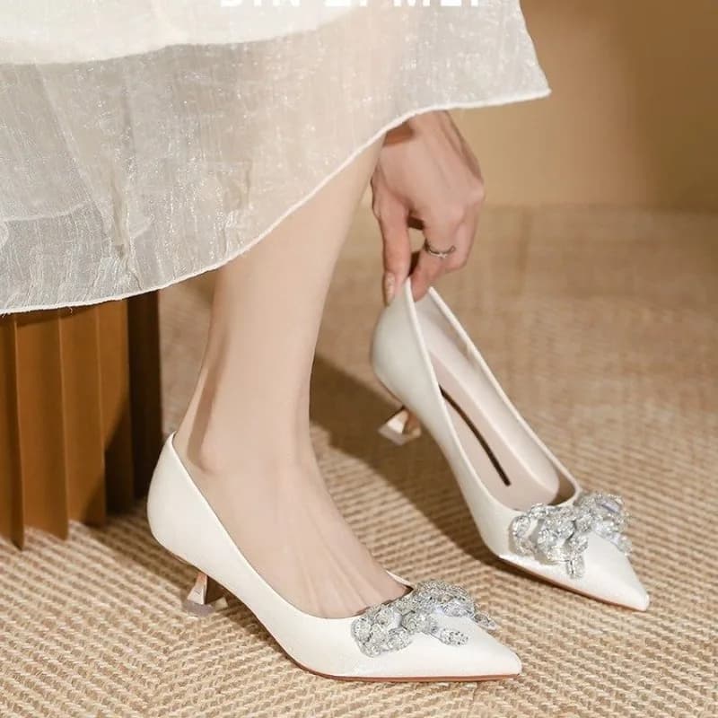 Tacchi alti 2025 Estate Nuovo Temperamento Punta a punta Bocca superficiale Moda Versatile Suola morbida Pendolari Scarpe singole da donna