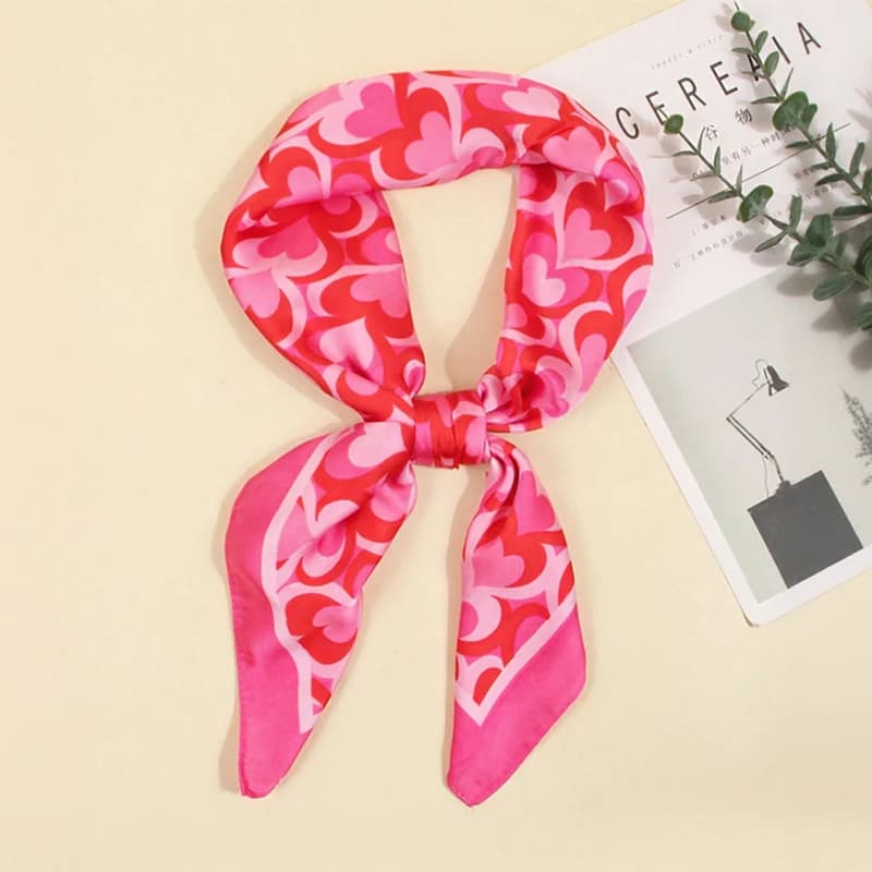 2025 Sciarpa di seta di lusso 70 * 70 cm Quadrato Rosa Cuore Stampa Scialle da donna Fascia Piccoli sciarpe per capelli Fazzoletto femminile Estate