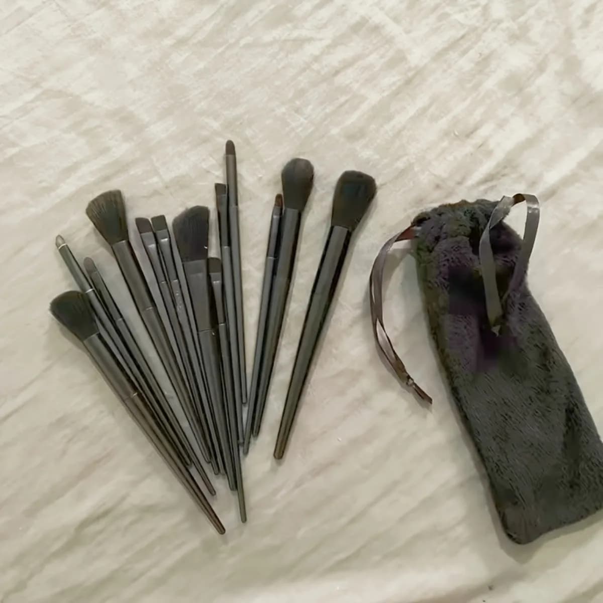 Set di pennelli per il trucco da 13 pezzi (inclusa custodia), adatti a tutti gli strumenti e pennelli per il trucco neri.