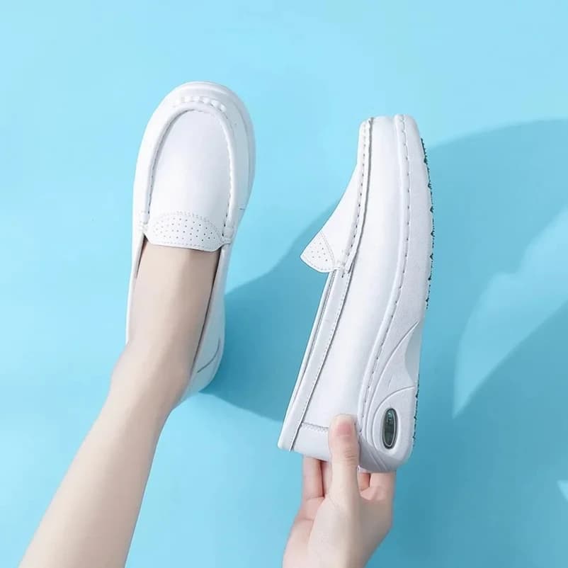 2025 Slip on in pelle di mucca scarpe bianche mocassini da guida morbidi per mocassini primaverili con tacco piatto comfort femminile scarpa da infermiera classica
