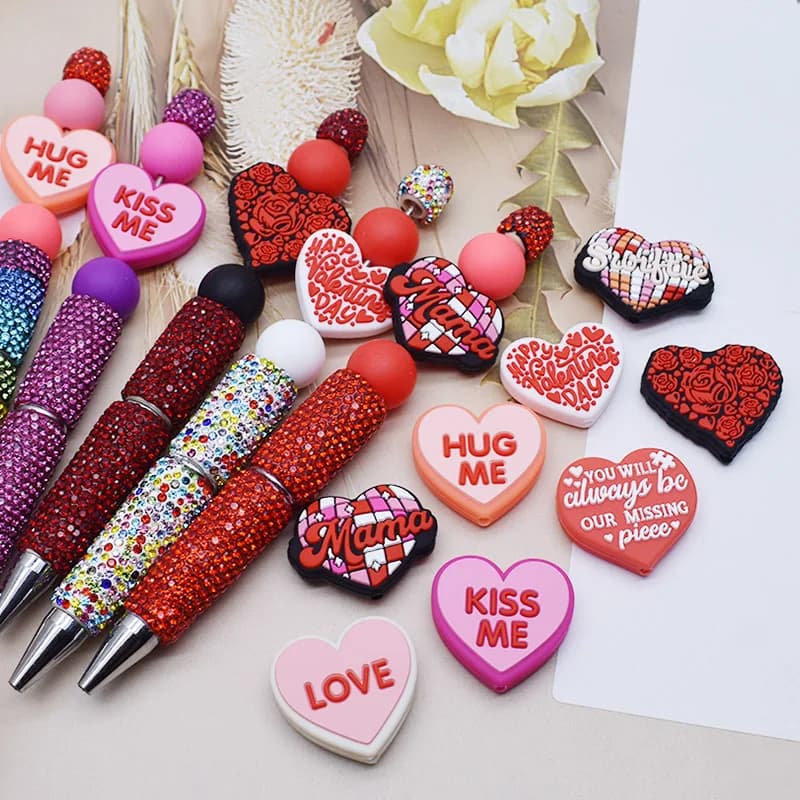 Nuovo design Cartoon Love Perline in silicone Perline Haert di San Valentino per la creazione di gioielli Accessorio per penna con perline a catena per cellulare fai-da-te