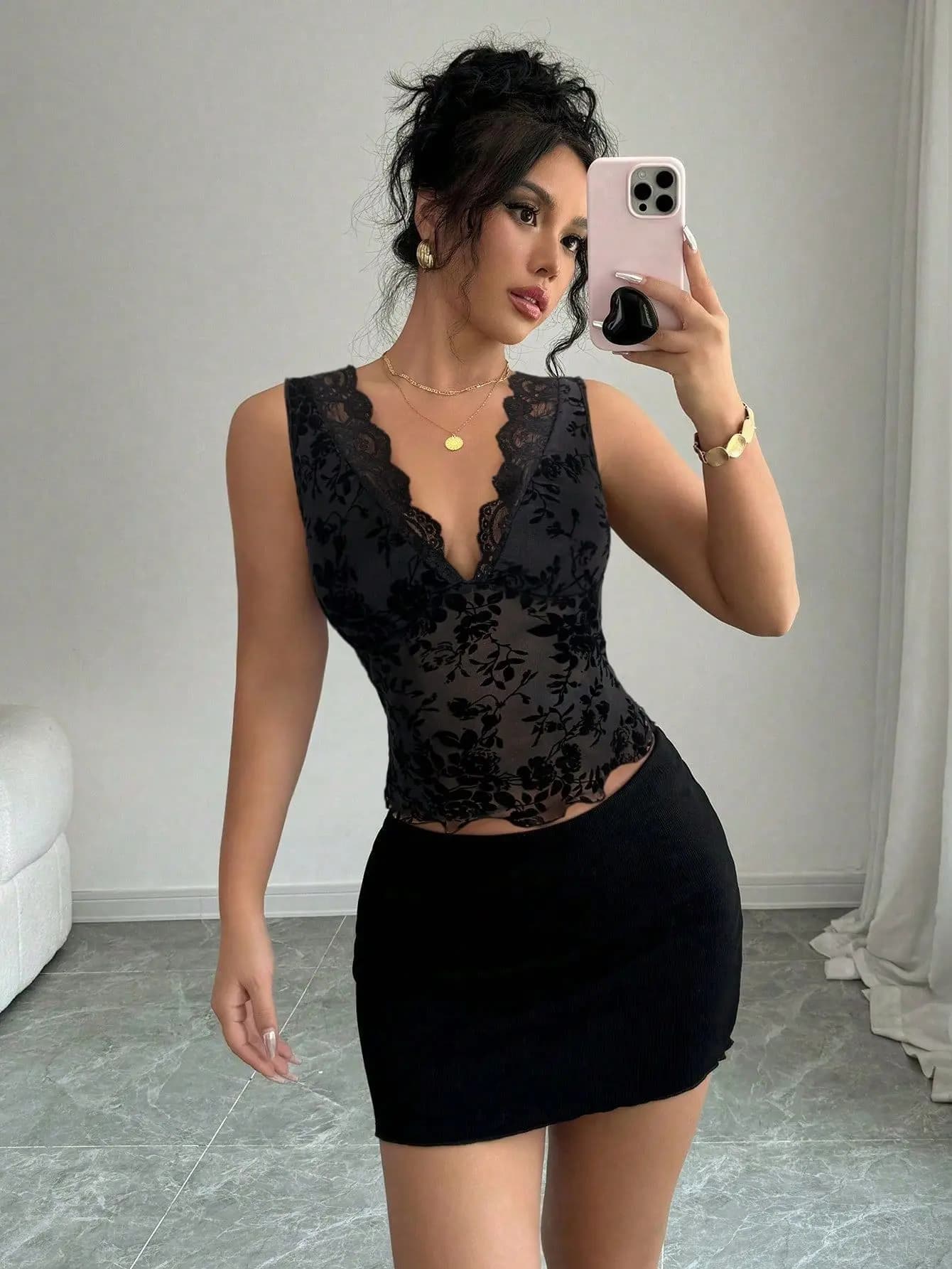 Top Attillato Sexy con Inserti in Pizzo, Elegante Maglietta Estiva da Donna con Scollo a V Senza Maniche e Stampa Nera, Nuova Collezione 2026