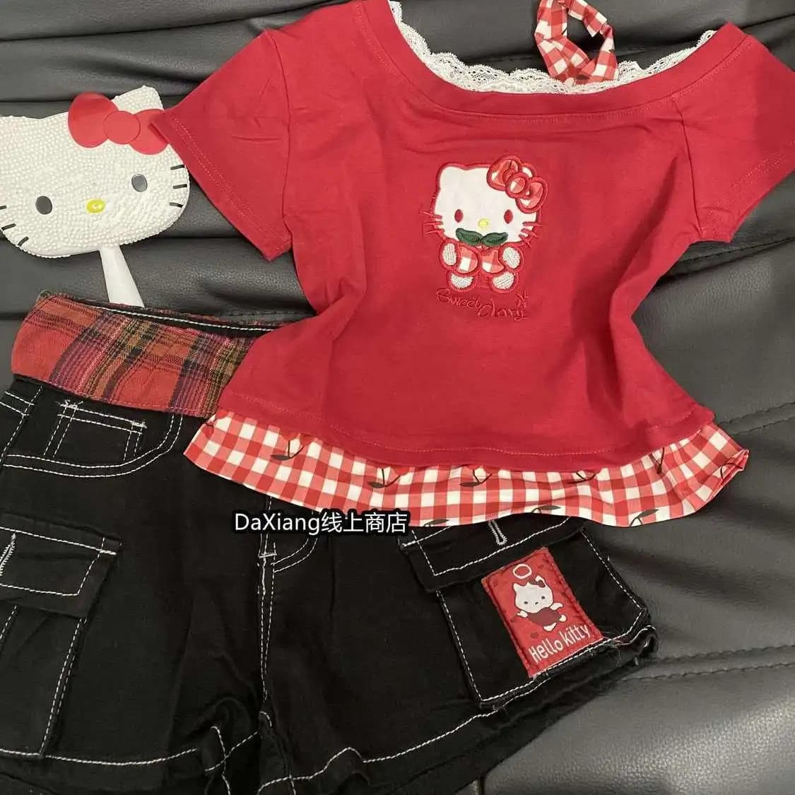 Set Kawaii Hello Kitty in Korean Style Sweet and Spicy, T-Shirt in Sleeves Court with Embroidery Drilled and Shorts in Style Cowboy