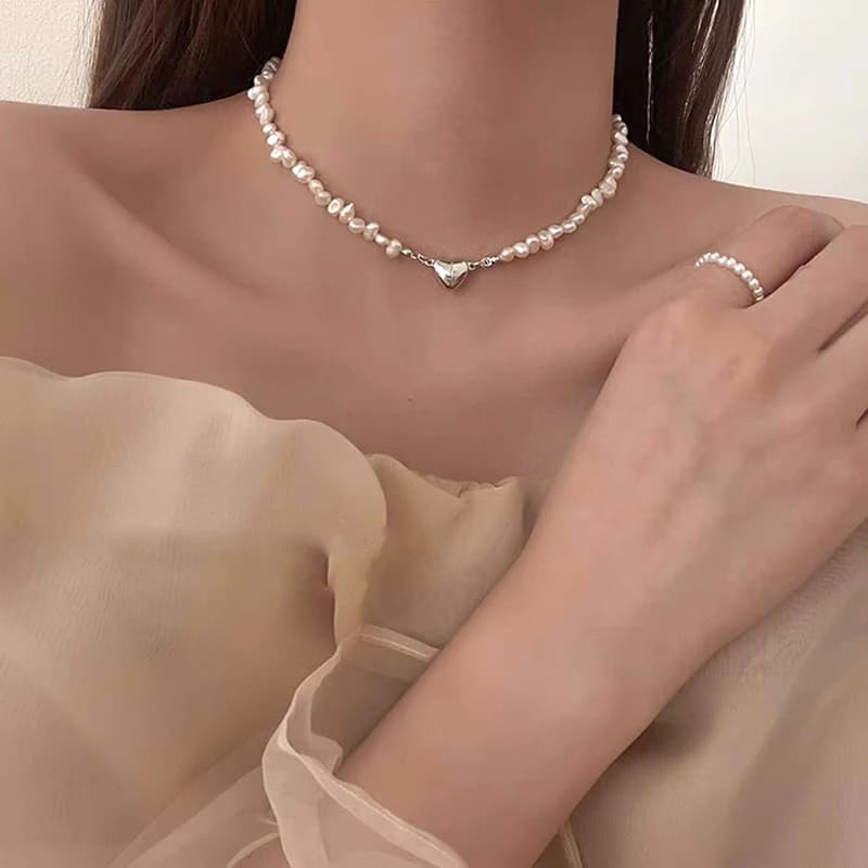 Collana girocollo con catena di perle di nuova moda per donne ragazze 2024 gioielli di tendenza ciondolo a forma di cuore regalo di fidanzamento nuziale