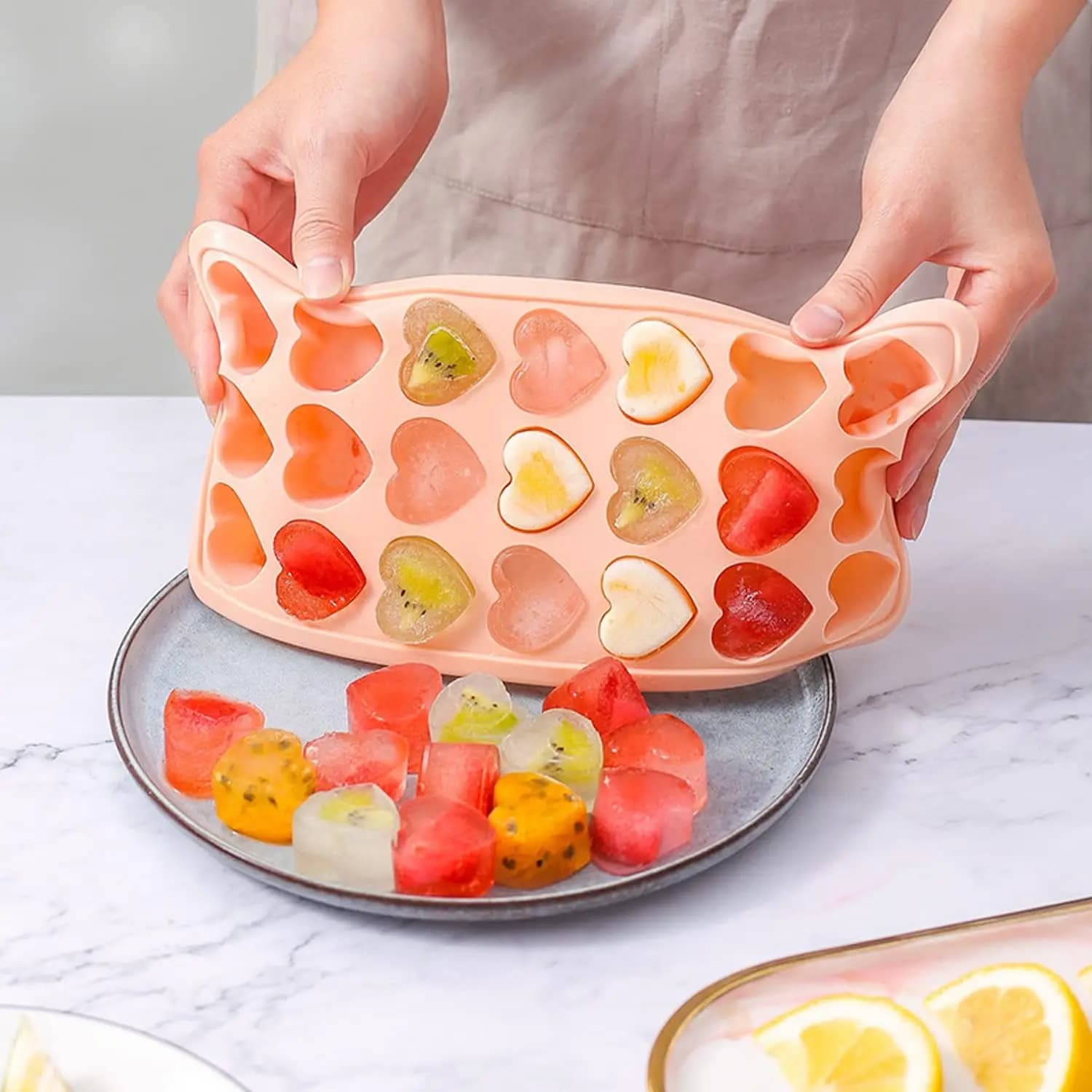 Stampo per cubetti di ghiaccio a forma di cuore per congelatore, stampo in silicone per cubetti di ghiaccio a 21 fori con coperchio rimovibile, flessibile per whisky, cocktail, cioccolato