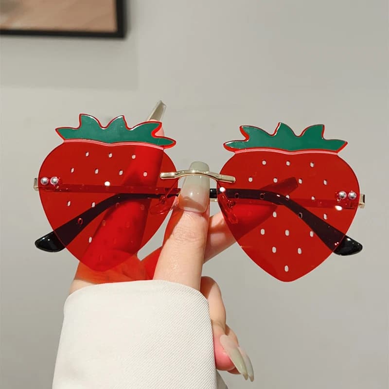 Occhiali da sole a forma di fragola, alla moda, multicolor, da donna, firmati, per vacanze al mare e feste