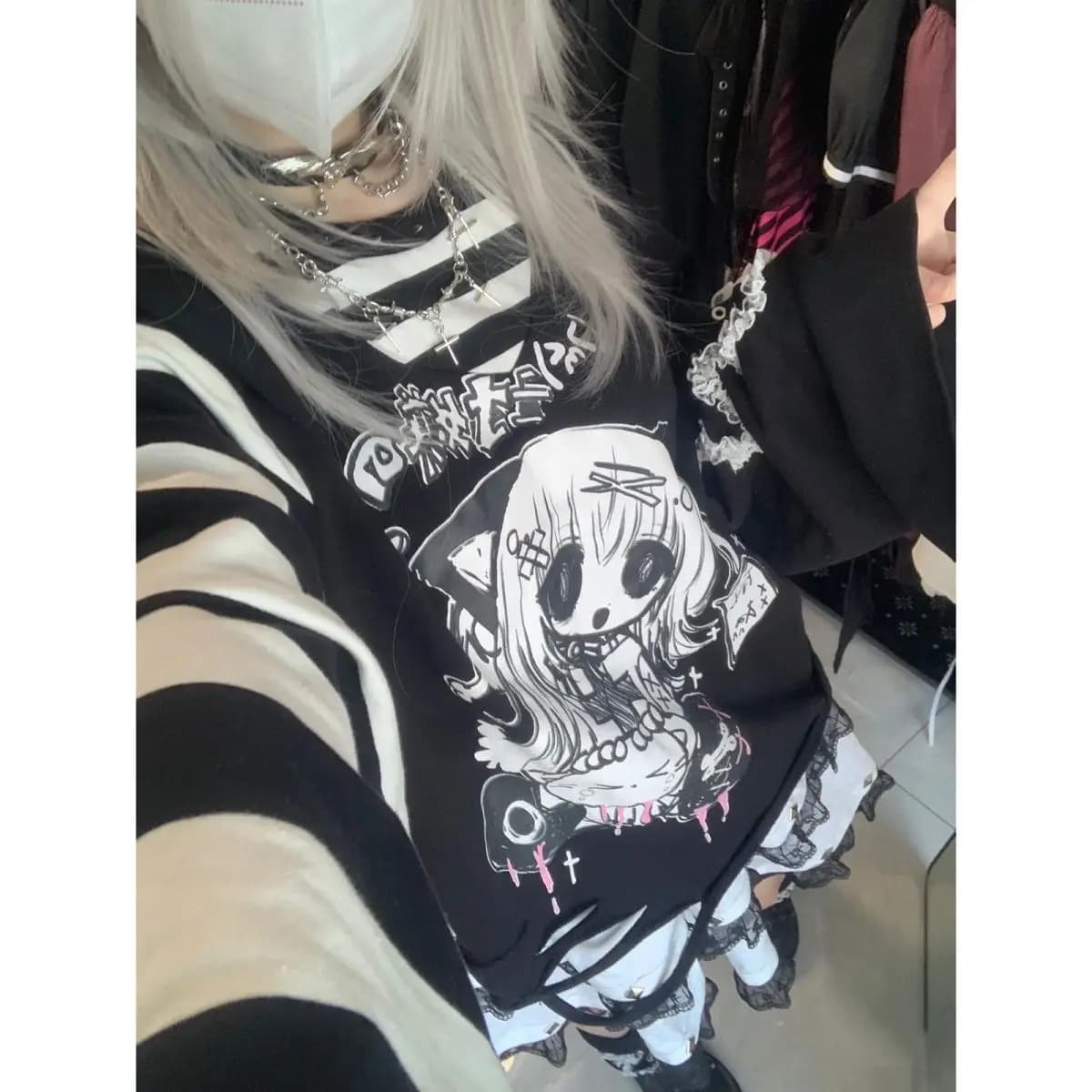 T-shirt Giapponese Anime con Cuciture a Contrasto e Due Strisce, Top Vintage Kawaii con Grafica Finta, T-shirt Harajuku Grunge