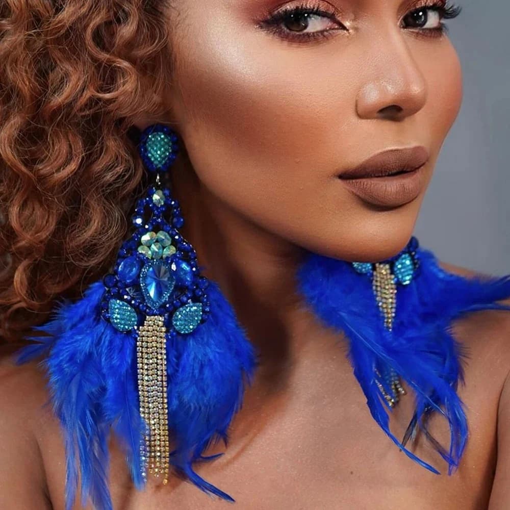 2024 Boho Orecchini con nappa di piume blu Ciondola accessori donna Discoteca scintillante Esagera orecchini con strass Gioielli da ballo
