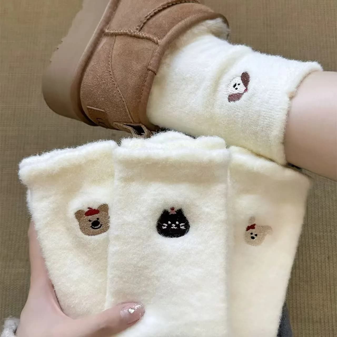 5 paia di calzini fuzzy da donna, simpatico cartone animato con volto sorridente, calzini da casa in peluche accoglienti, calzini da pantofola da notte ultra peluche, calzini carini e accoglienti