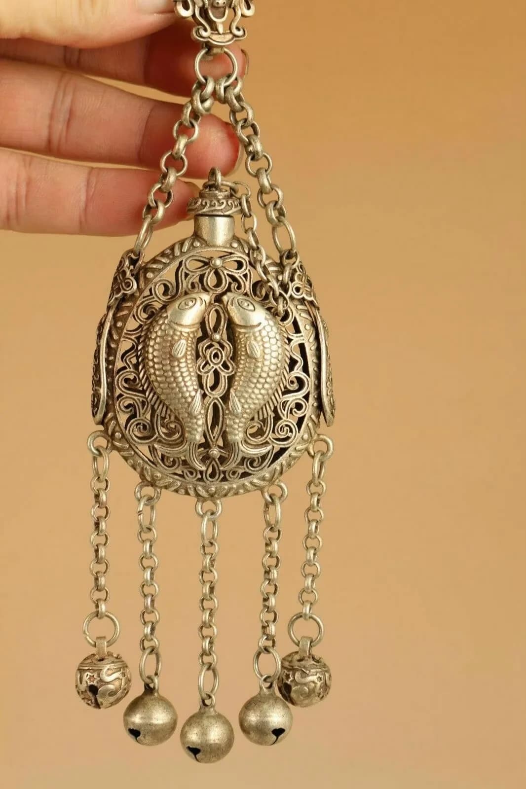 TIBETAN SILVER PISCES FISH HOLLOW OUT SNUFF BOTTLE Statues BELL DECORATIVE OLD
