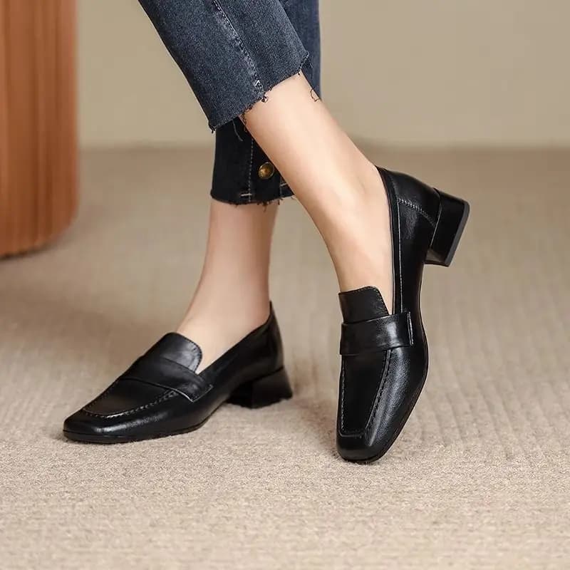 Mocassini da donna in morbida pelle 2025 Primavera Autunno Slip morbido su tacco grosso Mocassini versatili per donna Scarpe stile britannico