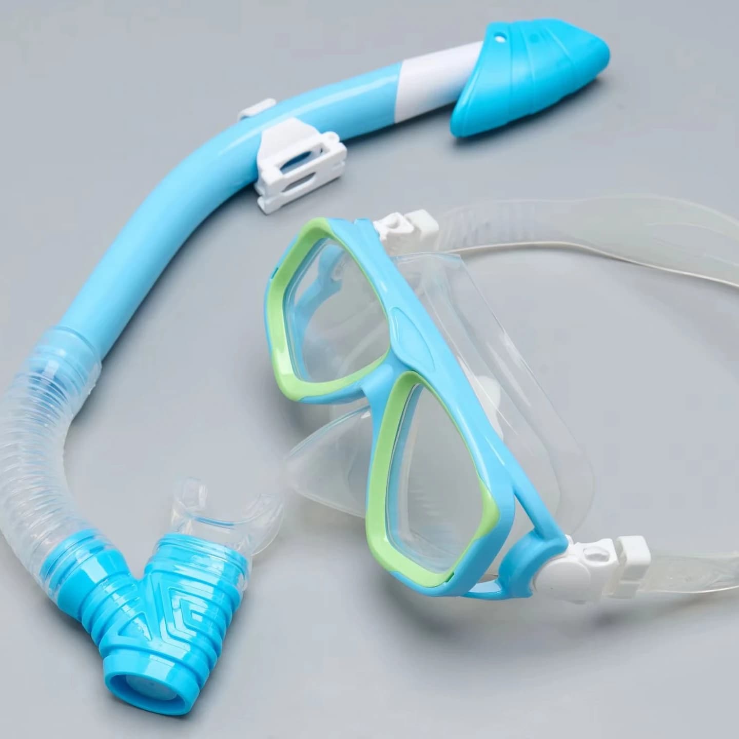 Professional Set for Snorkeling with Full Mask Anti-fog and Anti-Infiltration, Silicone Underwater Eyelets, Breathing Tube