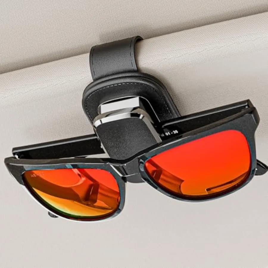 Portaocchiali da sole per visiera auto, clip in pelle per occhiali da sole con imbottitura morbida e funzionamento a una mano, organizer per occhiali con bloccaggio automatico
