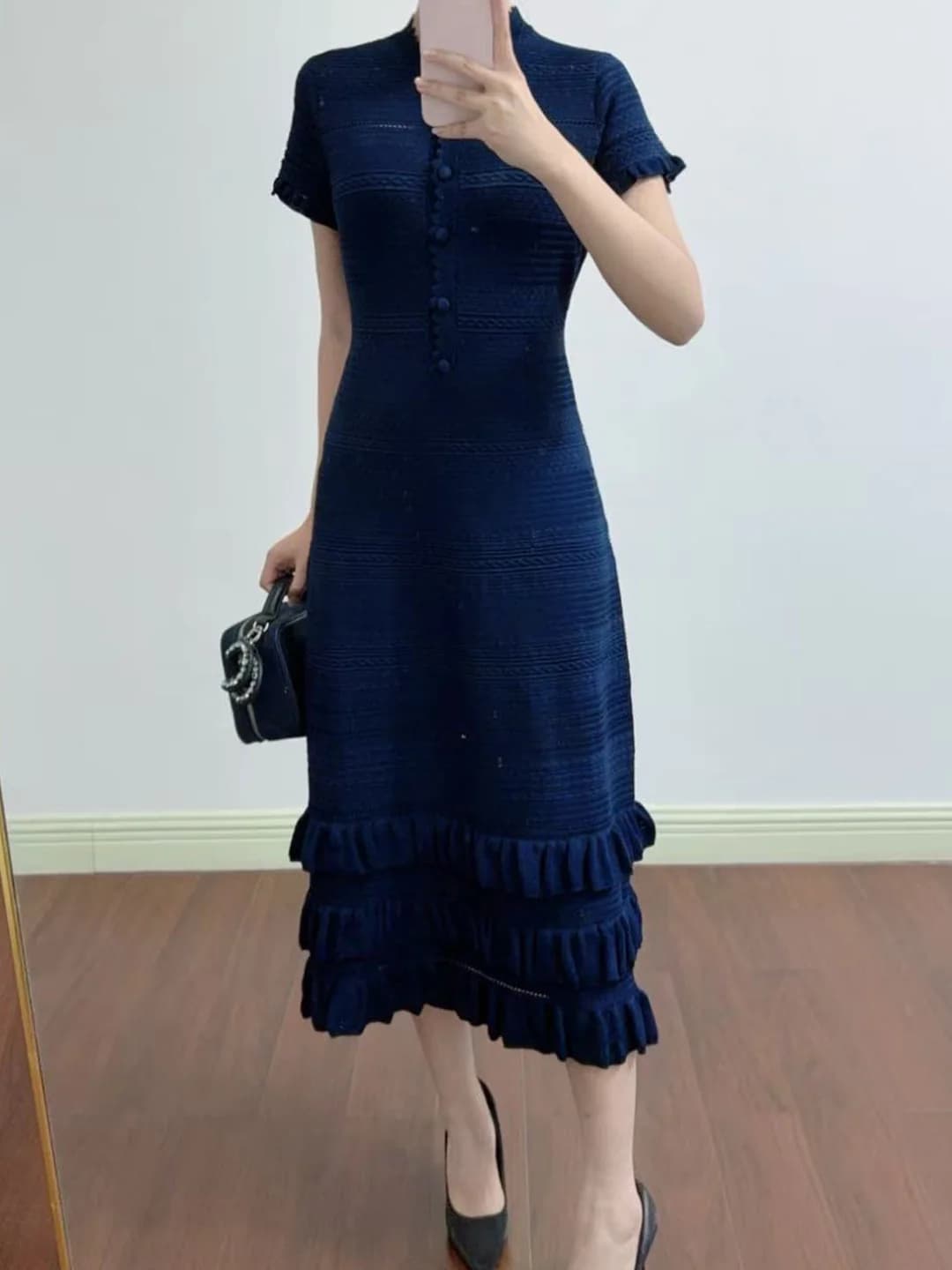 Abito a maniche corte in maglia con colletto a denti di cane e cintura in vita, ideale per il commuting, moda primaverile elegante DBNY