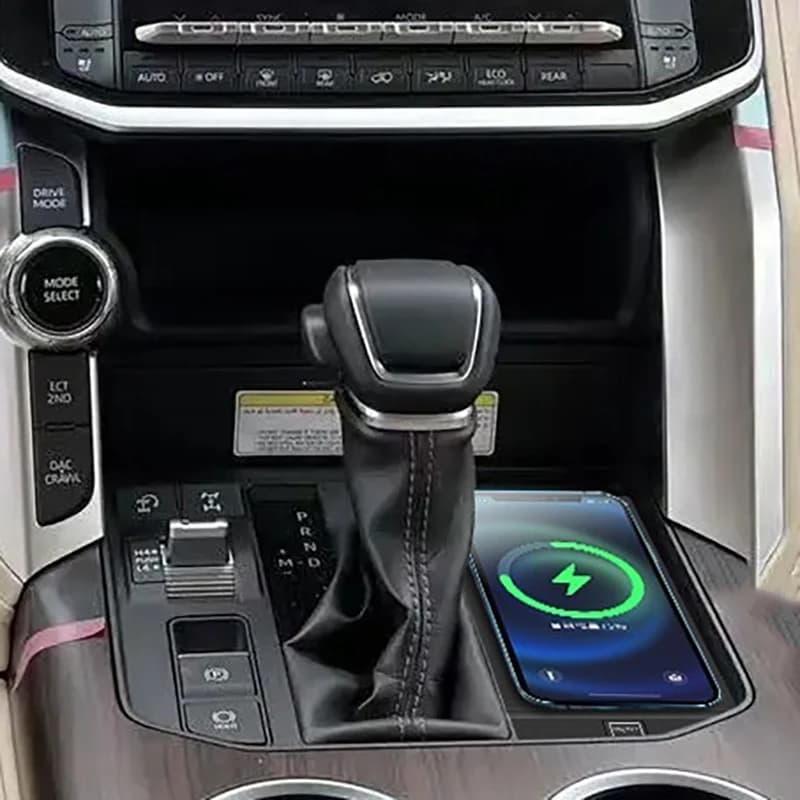 Caricabatterie wireless per auto da 15W caricabatterie per telefono cellulare supporto di ricarica per pannello pad di ricarica per Toyota Land Cruiser LC300 2021 2022 2023